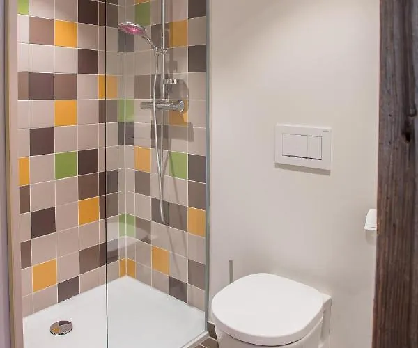 Готель Explorer