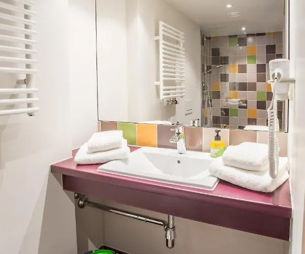 Explorer Готель