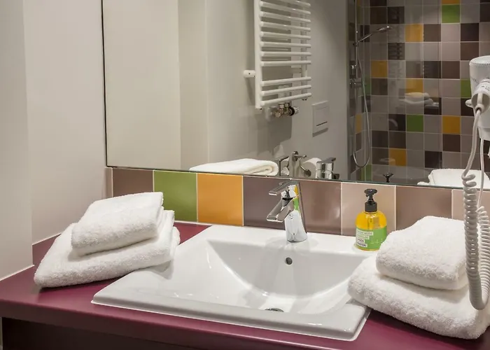 Explorer Готель